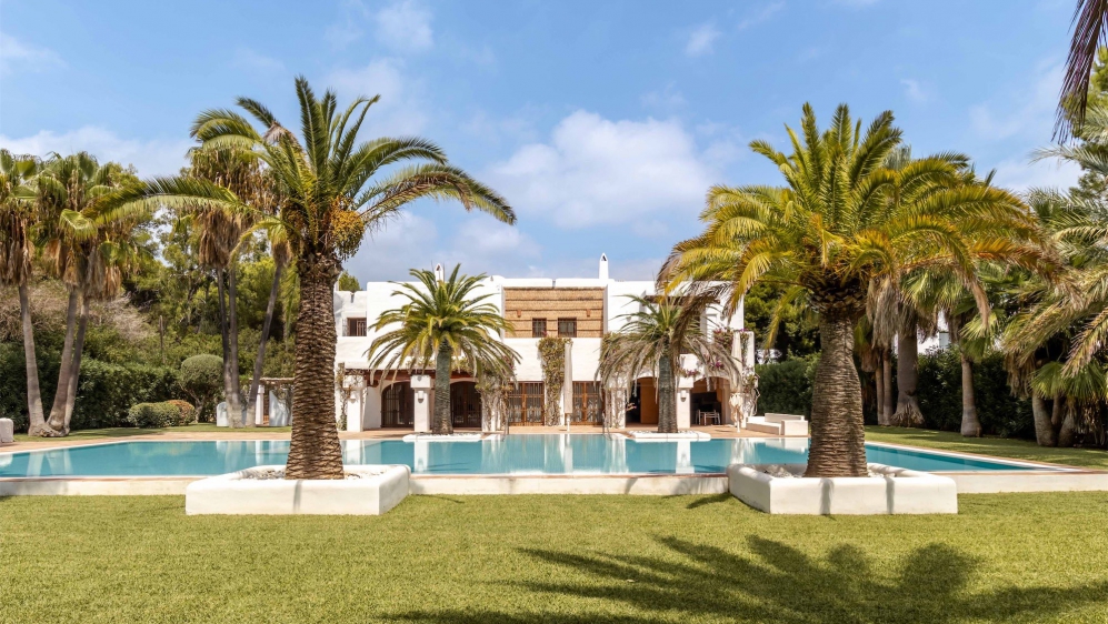 Unique and stunning sea front villa with granted building license for Blakstad reform project