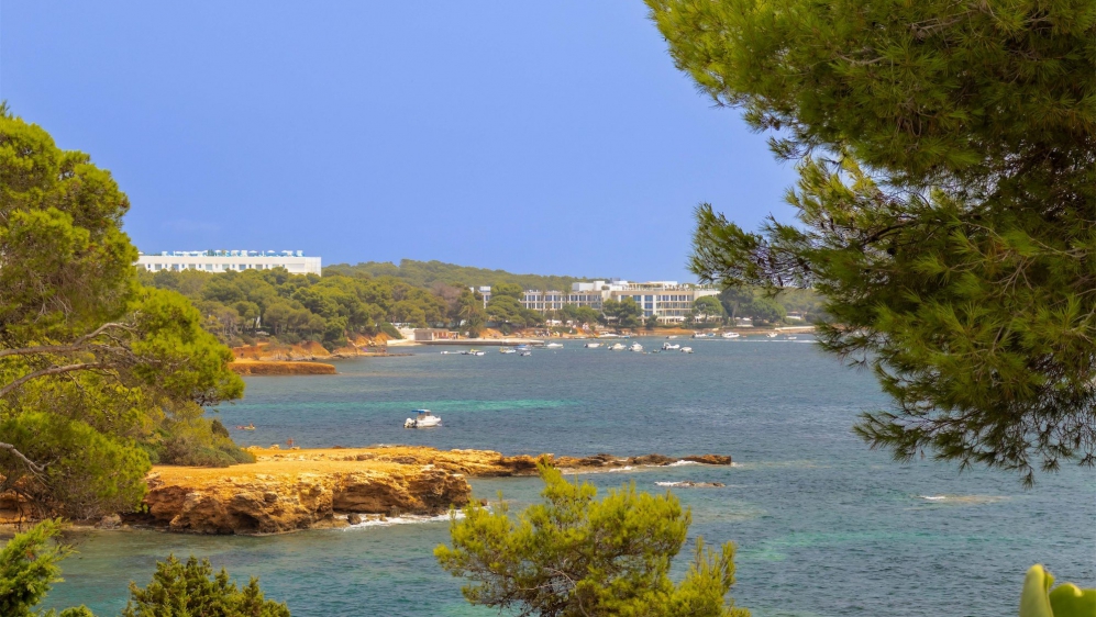 Schitterende Ibiza villa direct aan zee met uitgewerkt Blakstad renovatieproject