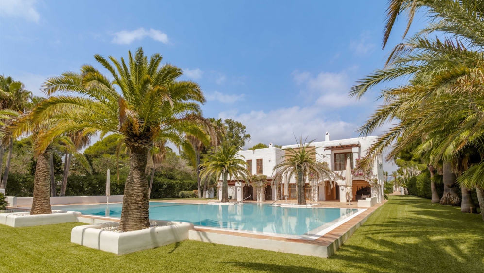 Unique and stunning sea front villa with granted building license for Blakstad reform project