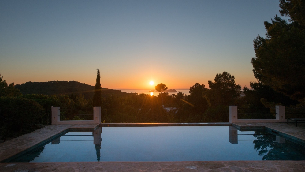 Schitterende Ibiza stijl met uitzonderlijk mooi uitzicht op zee en de zonsondergangen in Cala Tarida