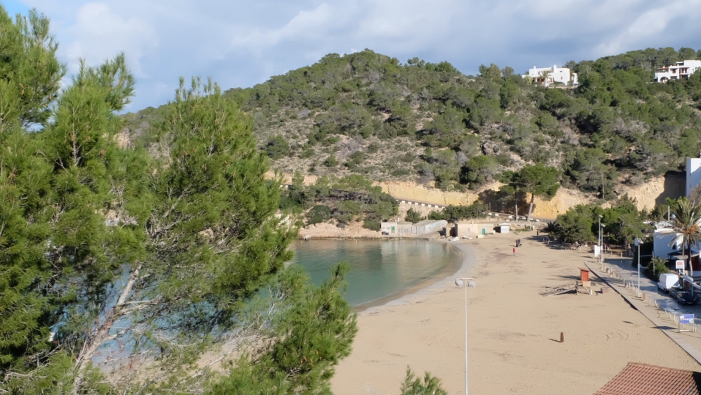 Beachfront top floor 1 bedroom apartment with huge roofterrace in Cala Vadella