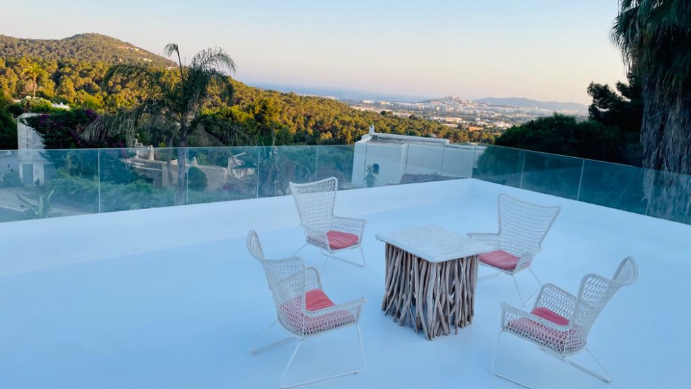 Moderne Ibiza stijl villa met schitterend zeezicht en gastenverblijf in Can Furnet