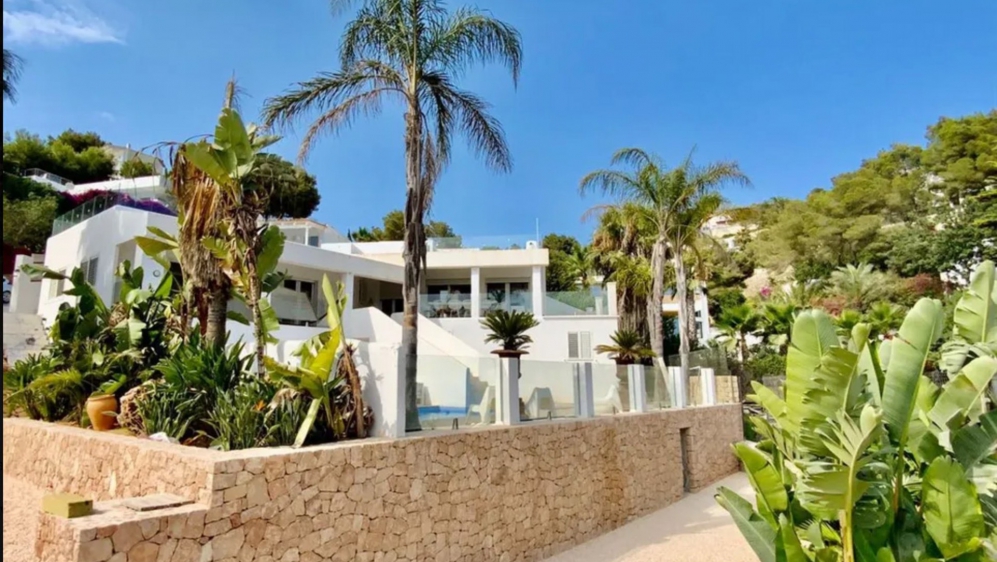 Moderne Ibiza stijl villa met schitterend zeezicht en gastenverblijf in Can Furnet