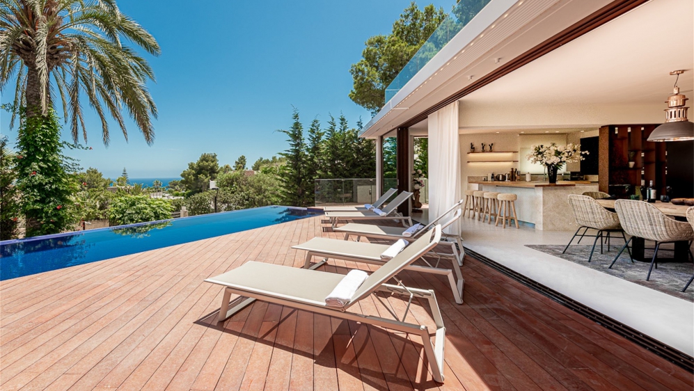 Stunning modern sea view villa with touristic rental license in Cap Martinet