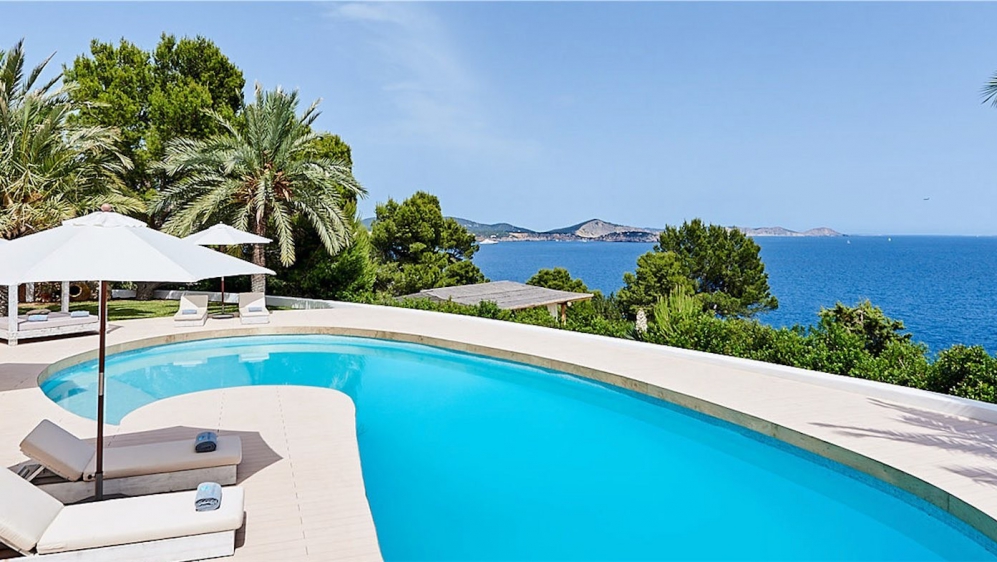 Superieure Ibiza villa pal aan zee met apart gastenverblijf en waanzinnig uitzicht op Formentera