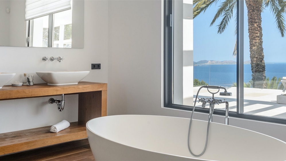 Superieure Ibiza villa pal aan zee met apart gastenverblijf en waanzinnig uitzicht op Formentera