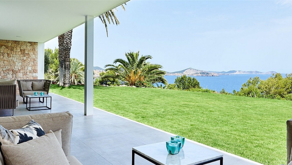 Superieure Ibiza villa pal aan zee met apart gastenverblijf en waanzinnig uitzicht op Formentera