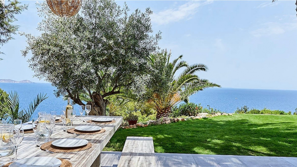 Superieure Ibiza villa pal aan zee met apart gastenverblijf en waanzinnig uitzicht op Formentera
