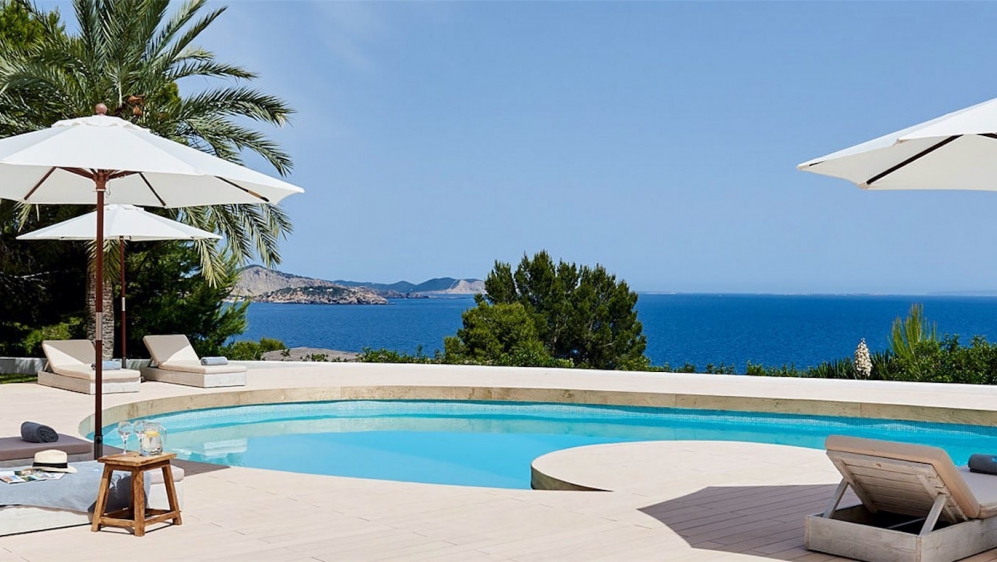 Superieure Ibiza villa pal aan zee met apart gastenverblijf en waanzinnig uitzicht op Formentera