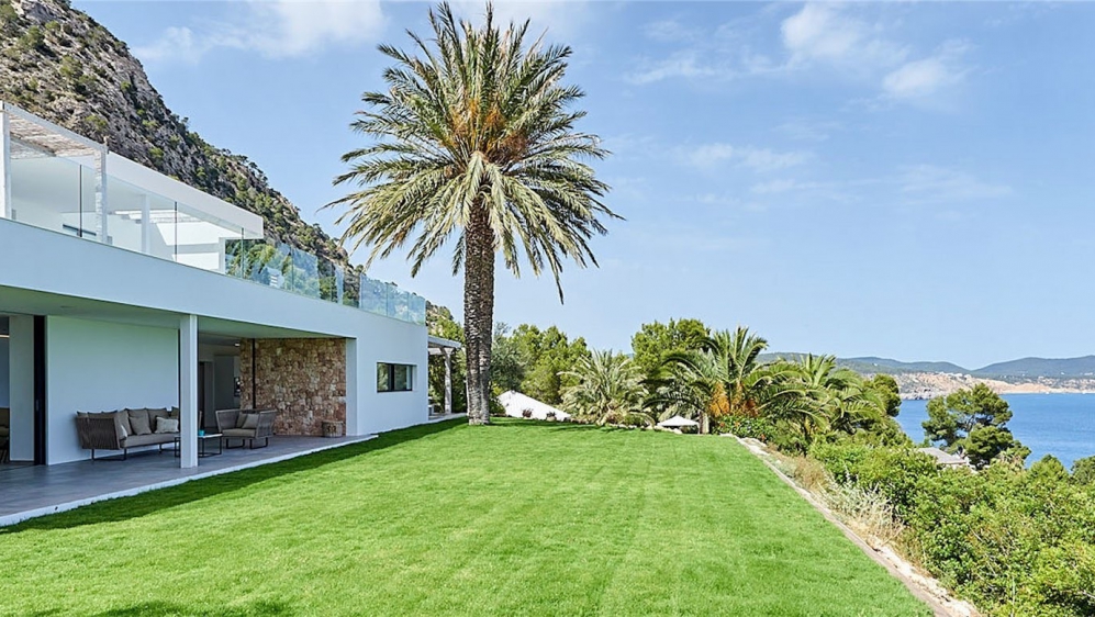 Superieure Ibiza villa pal aan zee met apart gastenverblijf en waanzinnig uitzicht op Formentera
