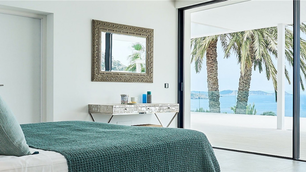 Superieure Ibiza villa pal aan zee met apart gastenverblijf en waanzinnig uitzicht op Formentera