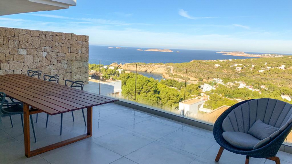 Schitterend modern penthouse in Cala Vadella met groot dakterras en spectaculair uitzicht op zee