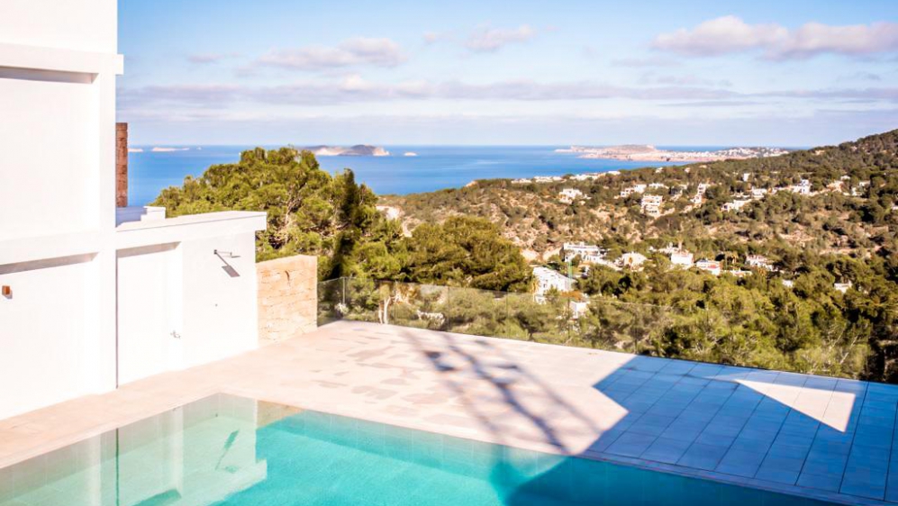 Stunning modern penthouse with stunning sea views close to Cala Vadella Beach