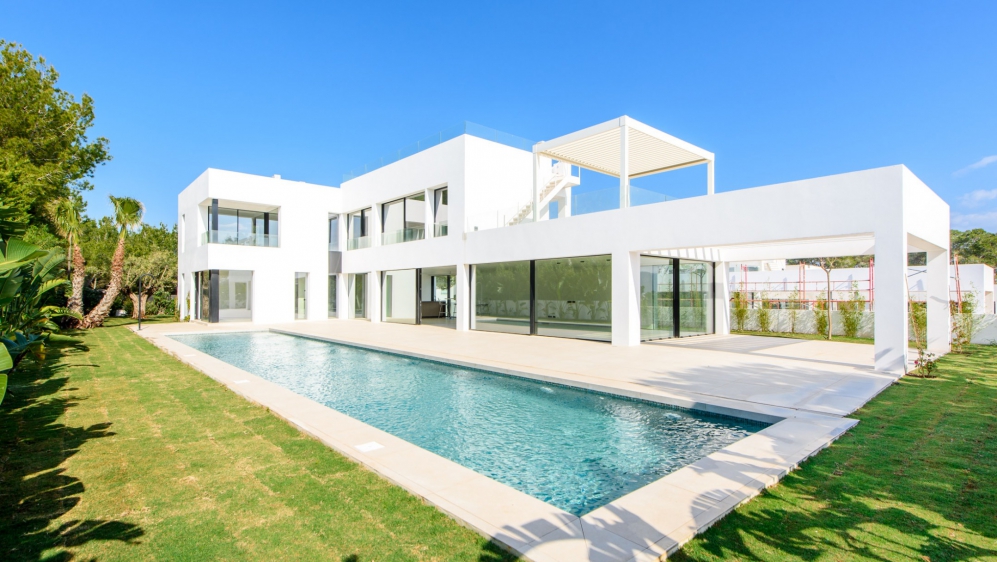 Stunning new buils luxury villa  located at walking distance from the beach