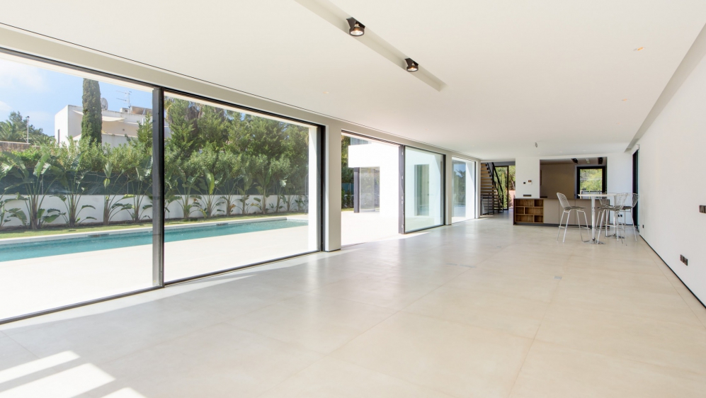 Stunning new buils luxury villa  located at walking distance from the beach