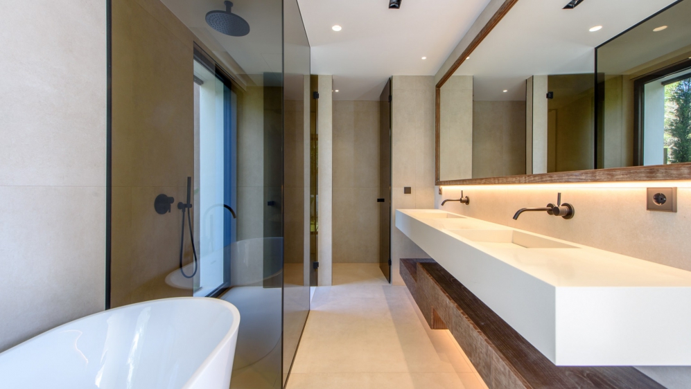 Stunning new buils luxury villa  located at walking distance from the beach