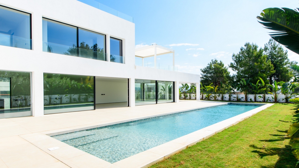Stunning new buils luxury villa  located at walking distance from the beach