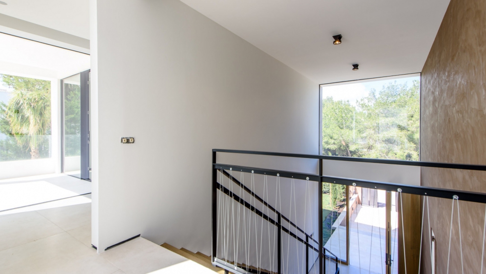 Stunning new buils luxury villa  located at walking distance from the beach
