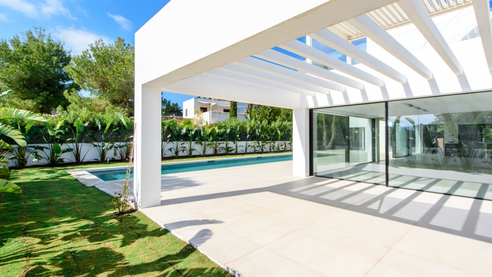 Stunning new buils luxury villa  located at walking distance from the beach