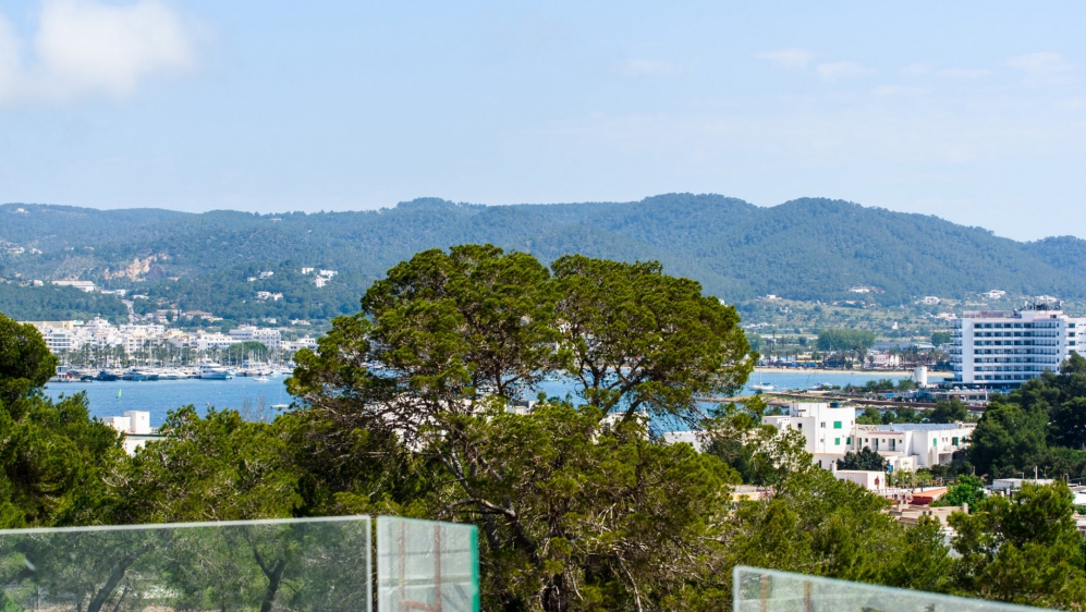 Stunning new buils luxury villa  located at walking distance from the beach