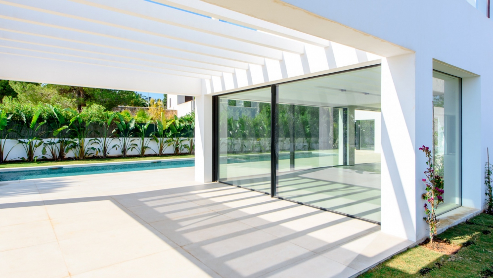 Stunning new buils luxury villa  located at walking distance from the beach