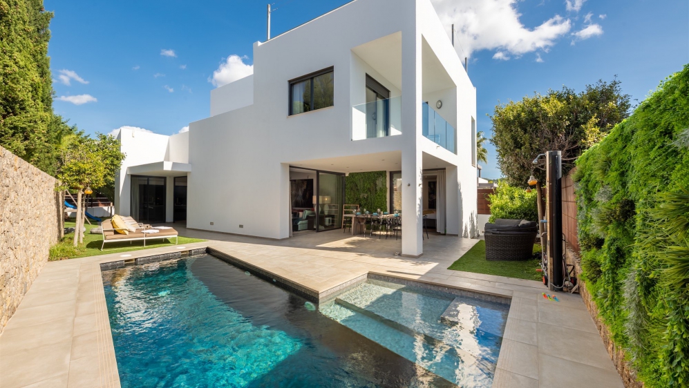 Beautiful contemporary detached house for sale in the heart of Jesus, close to Talamanca