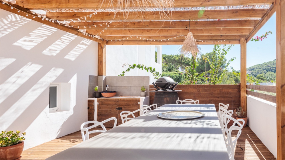 Spacious Modern Villa with Sea Views and Rental License in Cala Vadella