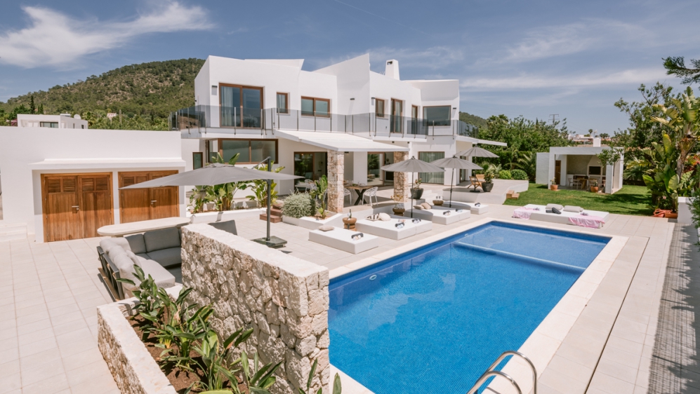 Luxury modern villa with lots of Privacy and Comfort, Close to the Beach and Ibiza Town