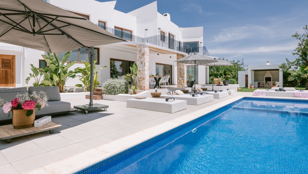 Luxury modern villa with lots of Privacy and Comfort, Close to the Beach and Ibiza Town