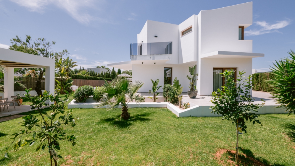 Luxury modern villa with lots of Privacy and Comfort, Close to the Beach and Ibiza Town