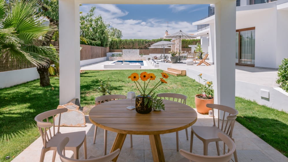 Luxury modern villa with lots of Privacy and Comfort, Close to the Beach and Ibiza Town