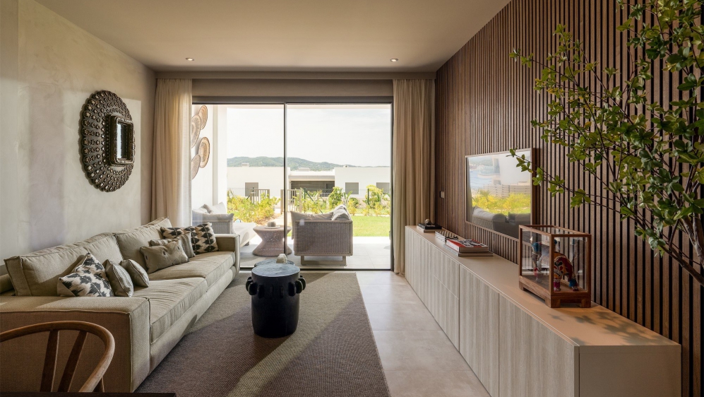 Modern en stijlvol Ibiza appartement in luxe complex aan zee voor interessante prijs!