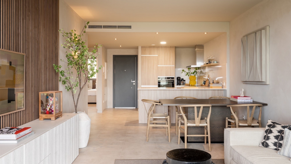 Modern en stijlvol Ibiza appartement in luxe complex aan zee voor interessante prijs!