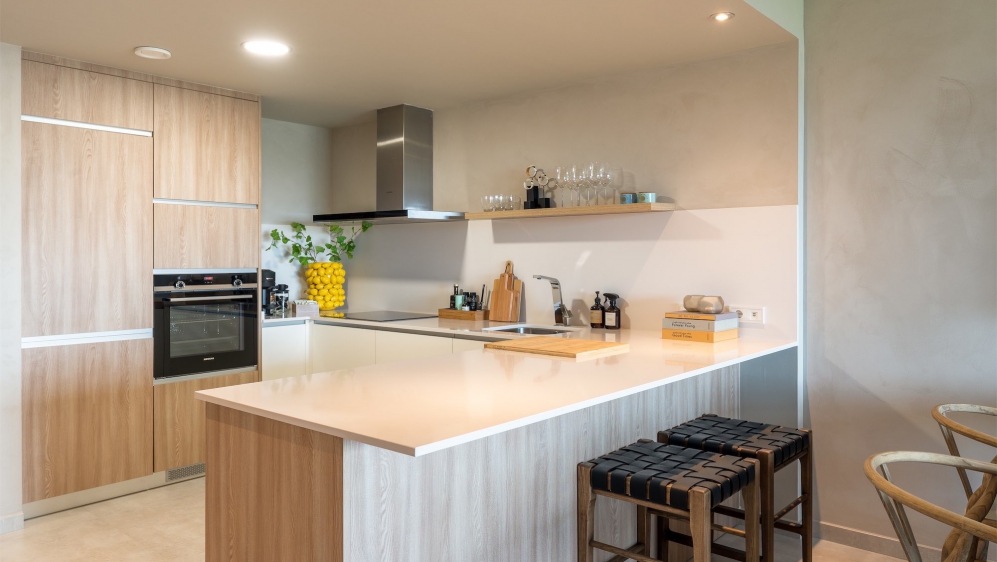 Modern en stijlvol Ibiza appartement in luxe complex aan zee voor interessante prijs!