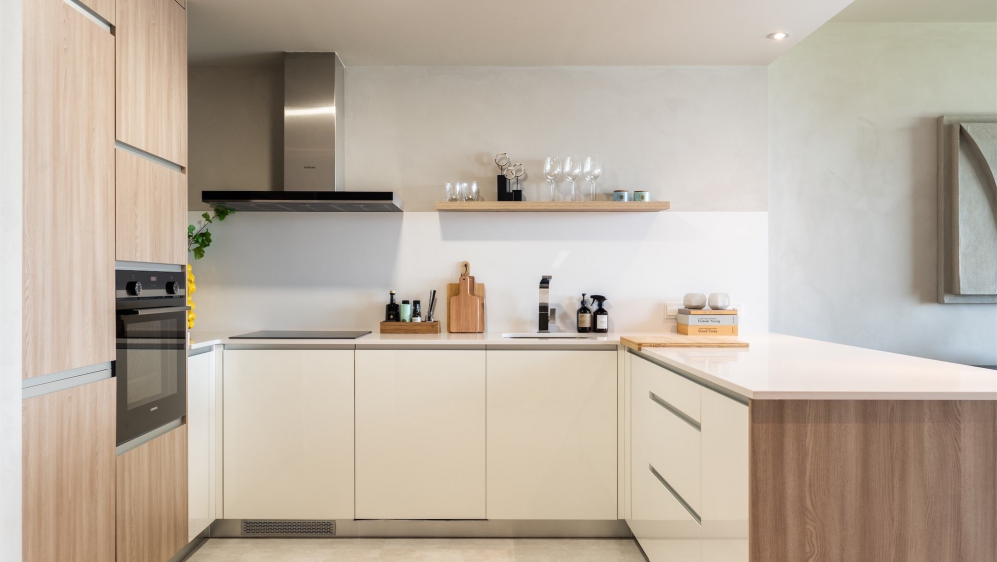 Modern en stijlvol Ibiza appartement in luxe complex aan zee voor interessante prijs!