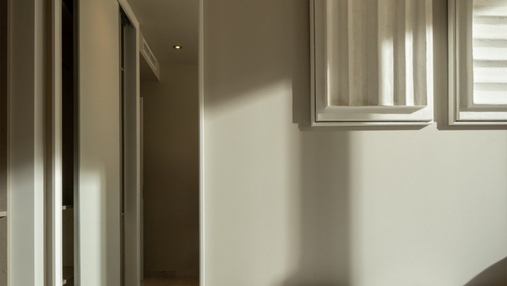 Modern en stijlvol Ibiza appartement in luxe complex aan zee voor interessante prijs!
