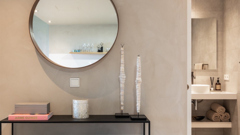 Modern en stijlvol Ibiza appartement in luxe complex aan zee voor interessante prijs!