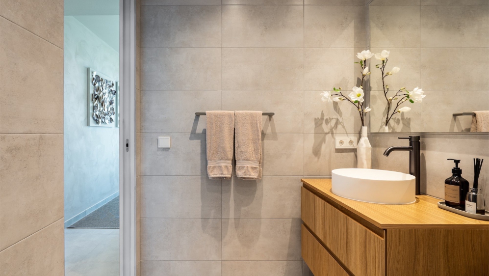 Modern en stijlvol Ibiza appartement in luxe complex aan zee voor interessante prijs!