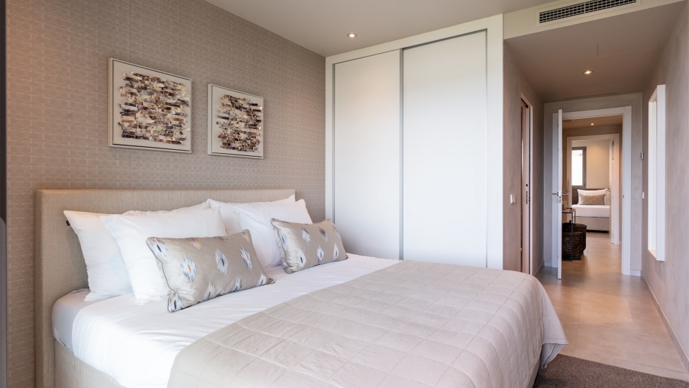 Modern en stijlvol Ibiza appartement in luxe complex aan zee voor interessante prijs!