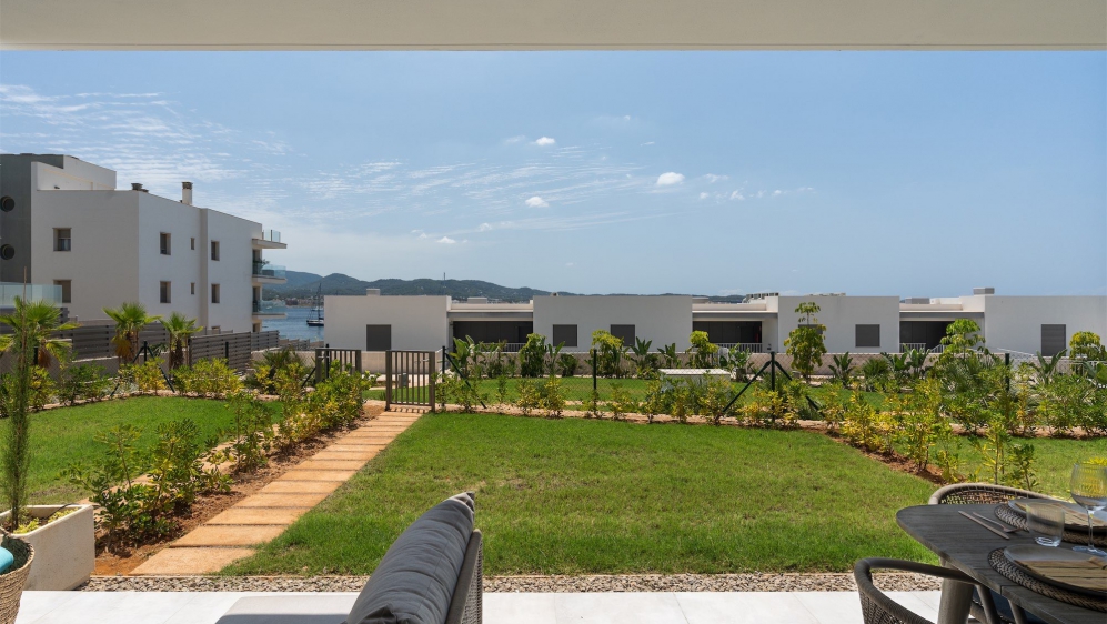 Modern en stijlvol Ibiza appartement in luxe complex aan zee voor interessante prijs!