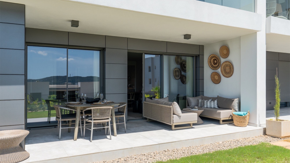 Modern en stijlvol Ibiza appartement in luxe complex aan zee voor interessante prijs!