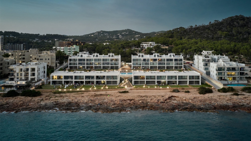 Modern en stijlvol Ibiza appartement in luxe complex aan zee voor interessante prijs!