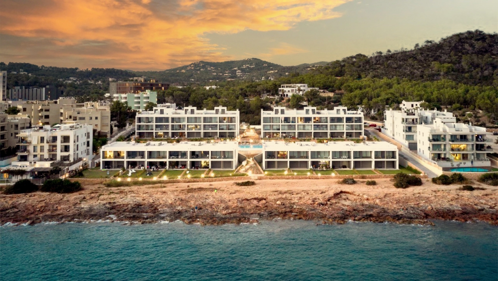 Modern en stijlvol Ibiza appartement in luxe complex aan zee voor interessante prijs!