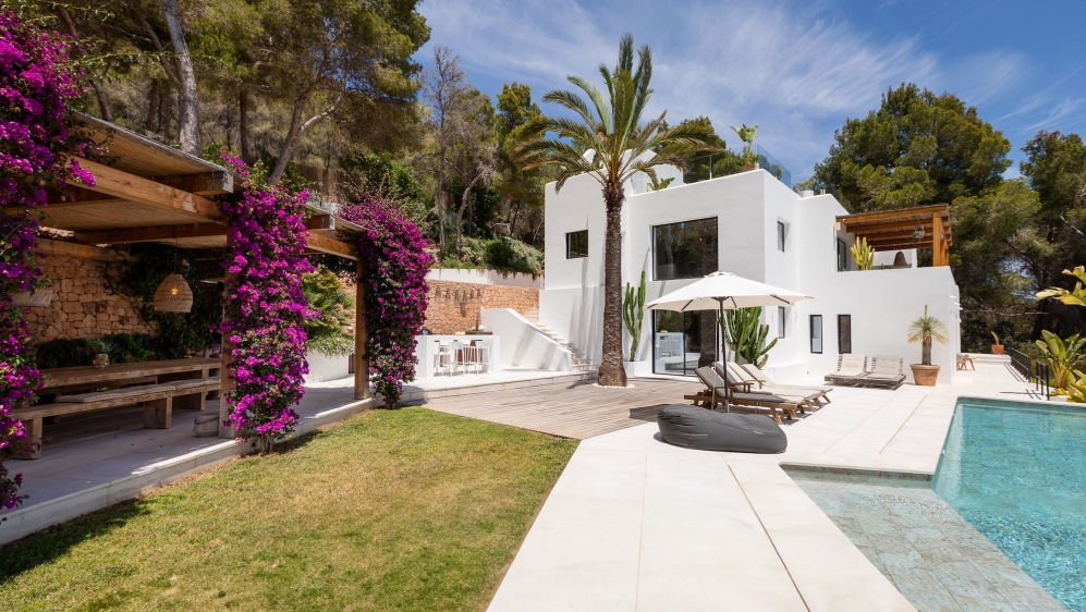 Spectaculaire moderne Ibiza stijl villa in Es Cubells – nu tegen een zeer aantrekkelijke prijs!