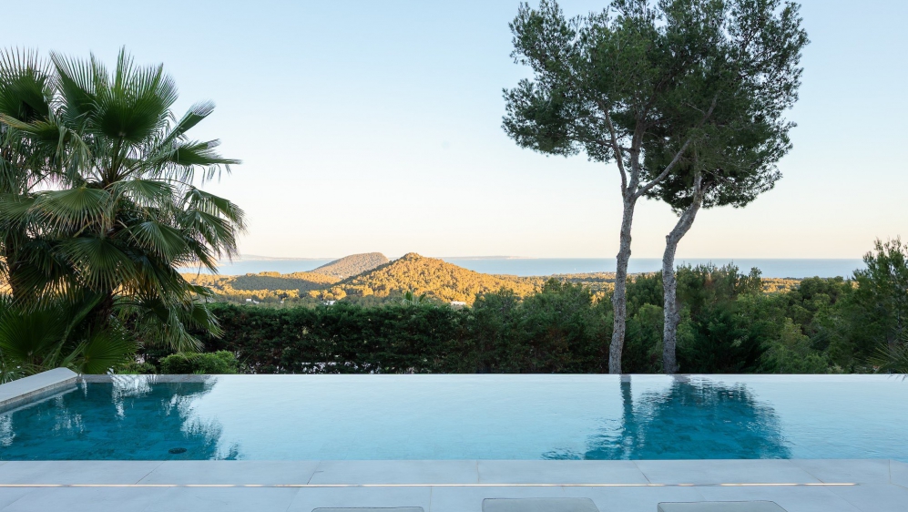 Spectaculaire moderne Ibiza stijl villa in Es Cubells – nu tegen een zeer aantrekkelijke prijs!