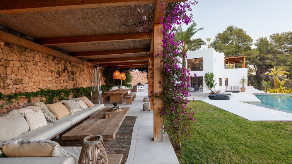 Spectaculaire moderne Ibiza stijl villa in Es Cubells – nu tegen een zeer aantrekkelijke prijs!