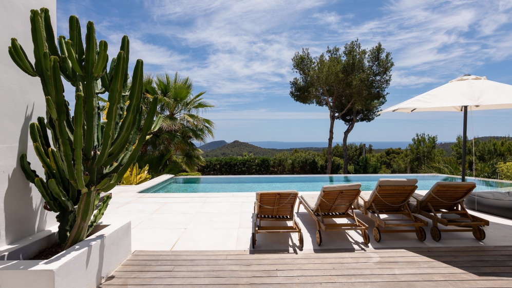Spectaculaire moderne Ibiza stijl villa in Es Cubells – nu tegen een zeer aantrekkelijke prijs!