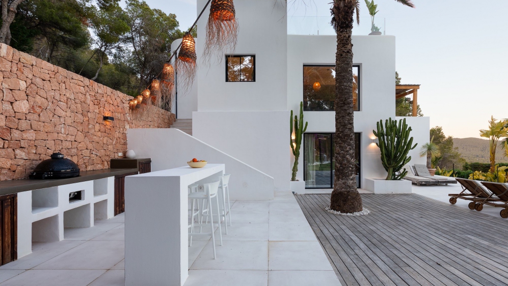 Spectaculaire moderne Ibiza stijl villa in Es Cubells – nu tegen een zeer aantrekkelijke prijs!