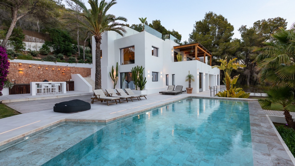 Spectaculaire moderne Ibiza stijl villa in Es Cubells – nu tegen een zeer aantrekkelijke prijs!
