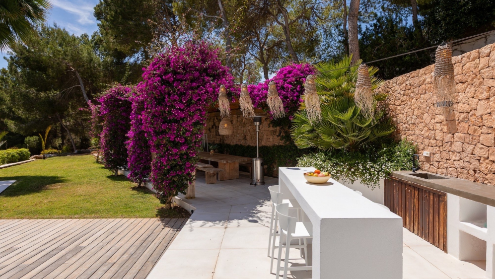 Spectaculaire moderne Ibiza stijl villa in Es Cubells – nu tegen een zeer aantrekkelijke prijs!
